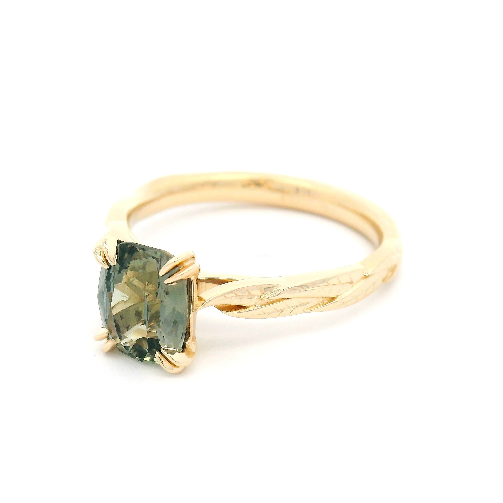 14k Yellow Solitaire with 1.74ct Purple To Green Colour-Change Sapphire - Image 2
