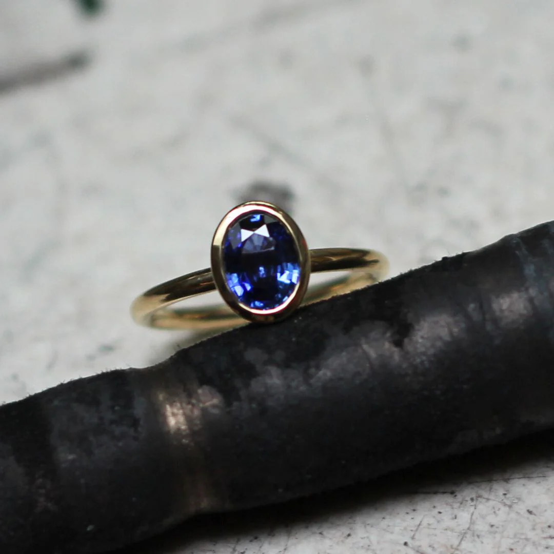 18k Yellow Bezel-Set Solitaire with Natural 1.16ct Blue Oval Sapphire - Image 5