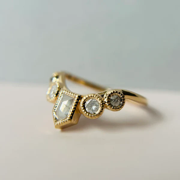 Foxborough - Shield & Brilliant-Cut Diamond 14k Yellow Contour Band - Image 4