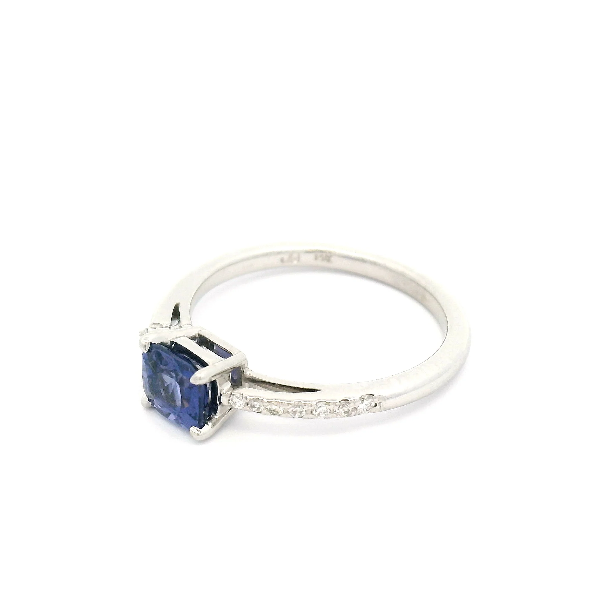 14k White Engagement Ring with 0.68ct Colour-Change Purple Sapphire and Accent Diamonds - Image 5
