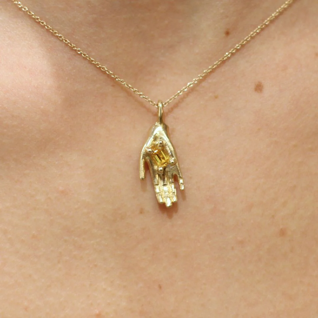 La mano di Dio - Yellow Sapphire Gold Hand Necklace - Image 3