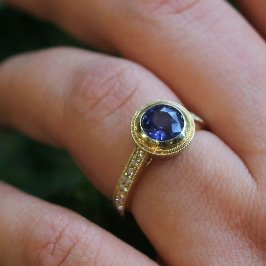18k Yellow Vintage Style Ring with 1.89ct Round Blue Sapphire and Accent Diamonds - Image 3