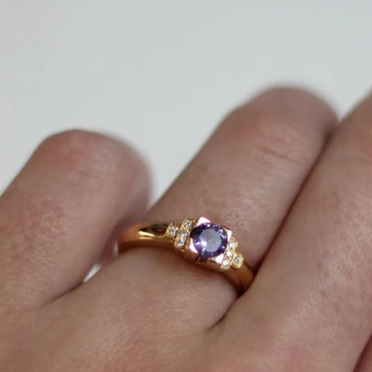 19k Rose Gold Ring with 0.86ct Round Purple Sapphire and Accent Diamonds - Image 3