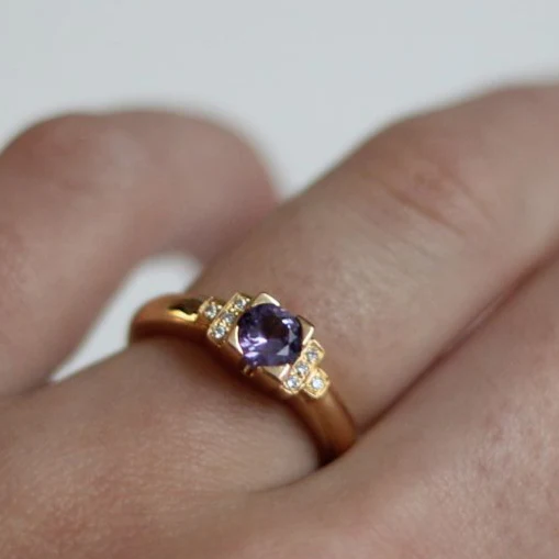 19k Rose Gold Ring with 0.86ct Round Purple Sapphire and Accent Diamonds - Image 4