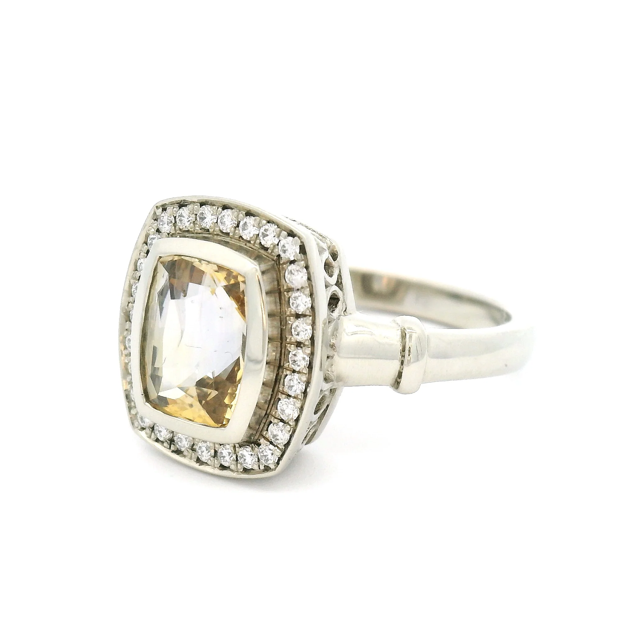 18k White Ring with 2.51ct Champagne Sapphire and Accent Diamonds - Image 3