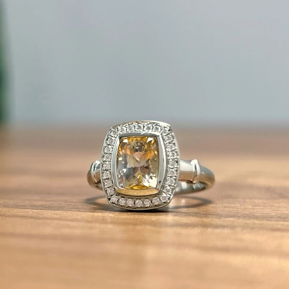 18k White Ring with 2.51ct Champagne Sapphire and Accent Diamonds - Image 4