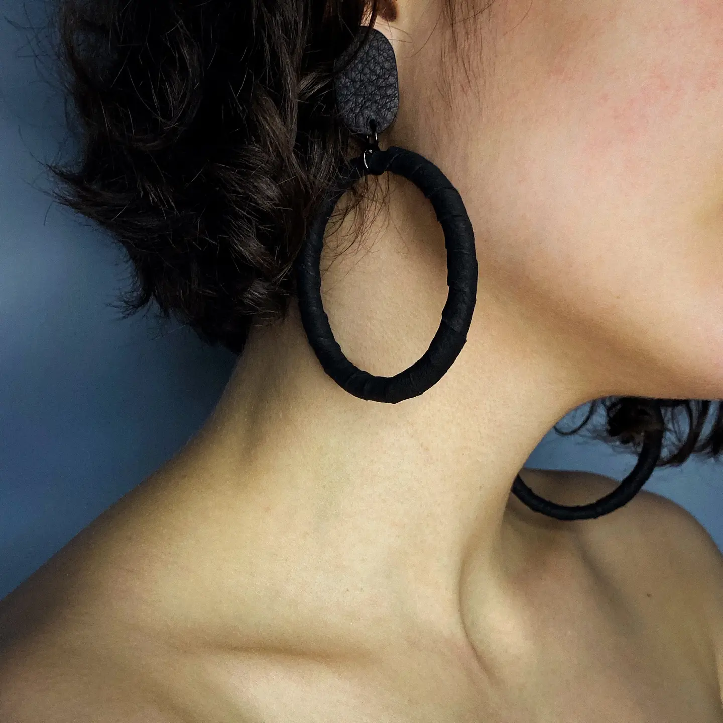 Leather circular hoop earrings - Image 2