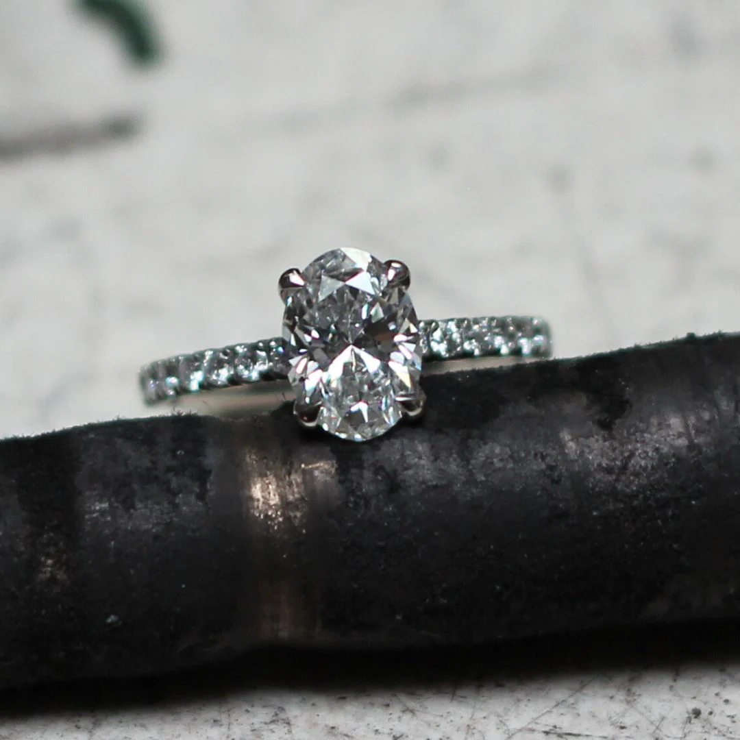 Platinum Engagement Ring with 1.72ct Lab-Grown Oval Diamond and Accent Diamonds - Image 4