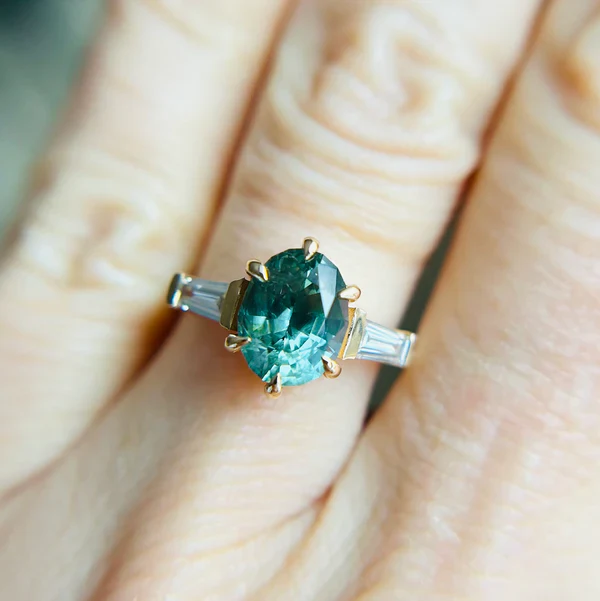 14k Yellow Three Stone Ring with 2.56ct Natural Bi-Colour Sapphire and Lab-Grown Diamonds - Image 4