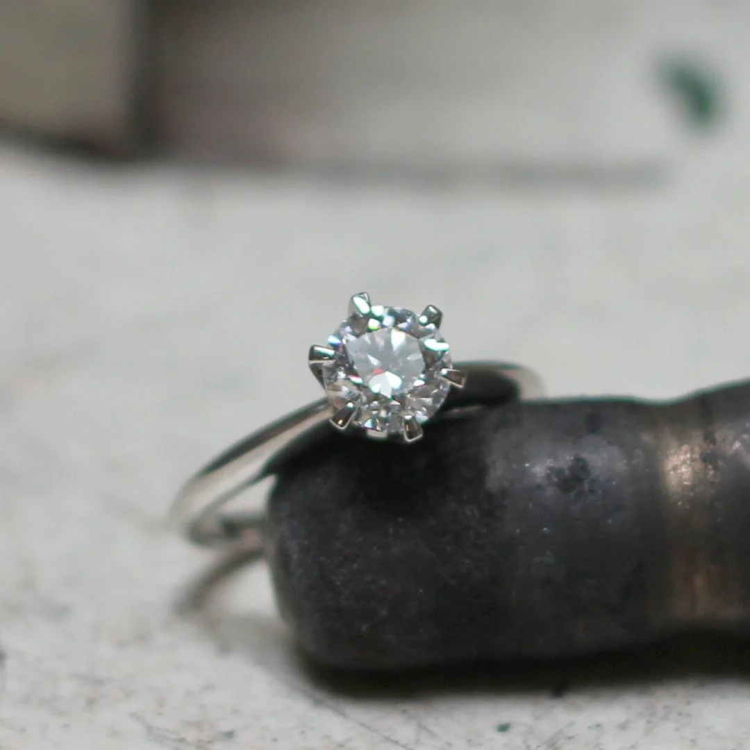 Platinum Solitaire Engagement Ring with 1.0ct Lab-Grown Round Brilliant Cut Diamond - Image 4