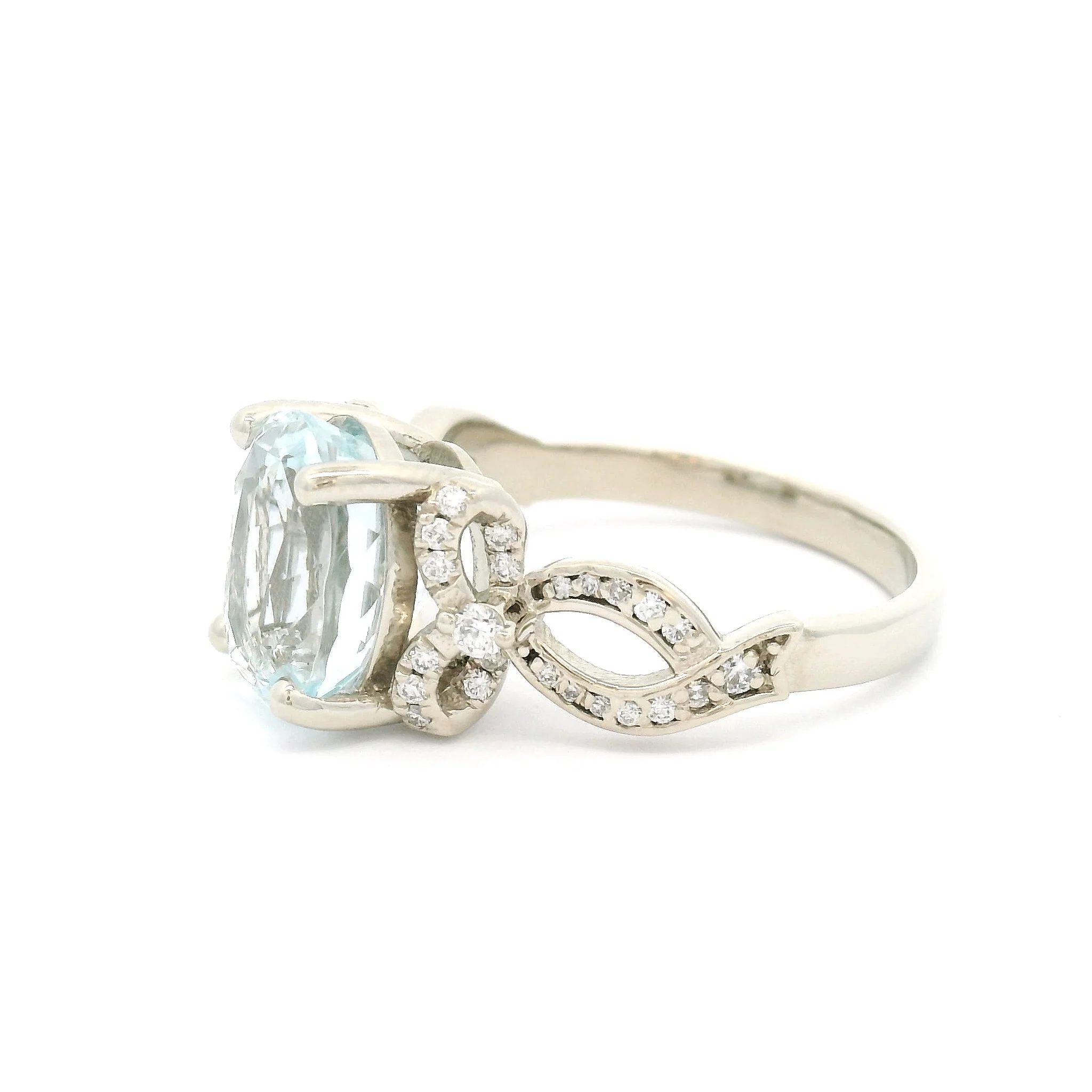 14k White Multi-Stone Ring with 3.3ct Oval Aquamarine and Accent Diamonds - Image 3