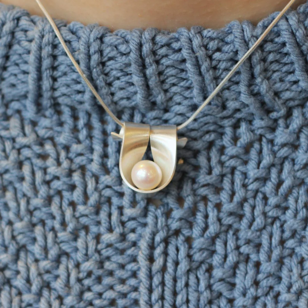 Silver Ribbon Pearl Necklace - Image 3