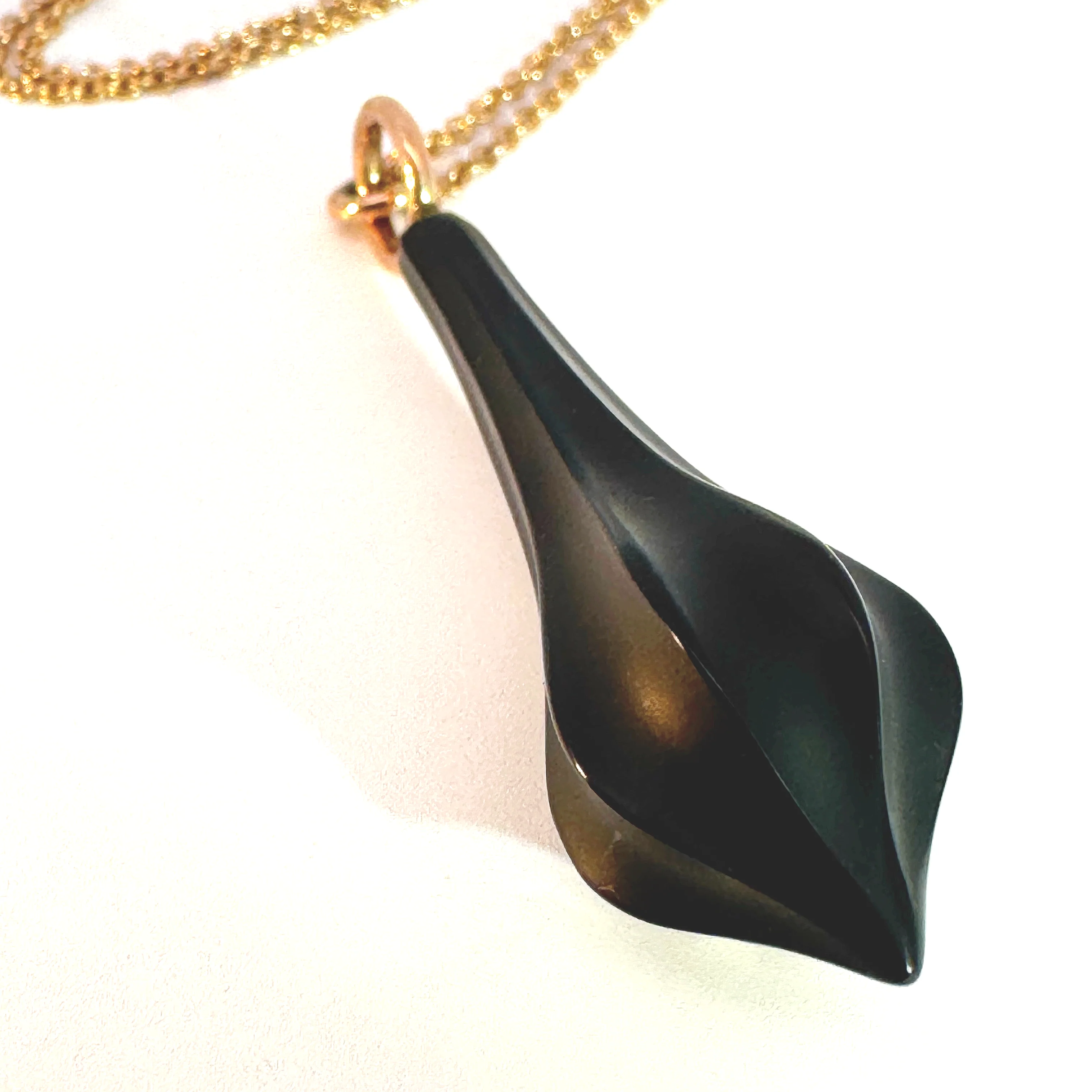14k Rose Gold Pendant and Chain with Fluted Carved Onyx - Image 4